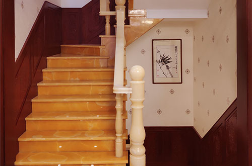 桃江中式别墅室内汉白玉石楼梯的定制安装装饰效果